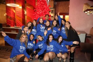 Agradece a quienes te sostienen hoy, porque mañana dirás con orgullo: ellos estuvieron desde el inicio.

Agradecer a quienes te sostienen hoy no es solo un gesto bonito: es reconocer la verdad más profunda del emprendimiento. Cuando un proyecto nace, no tiene historia, no tiene pruebas, no tiene trofeos que mostrar. Lo único que tiene es la fe de unas cuantas personas que deciden creer antes de que exista cualquier garantía.

Esas personas —los primeros clientes, tu comunidad, y tus compañeros de trabajo; quienes están contigo en días buenos y difíciles, quienes creen en la misión incluso cuando el camino es incierto— son los cimientos invisibles de lo que mañana será tu orgullo.

Son quienes validan tu sueño cuando todavía parece un borrador. Son quienes regresan, recomiendan, suman, sostienen y mantienen encendida la luz cuando uno mismo duda si volverá a prender mañana.

Por eso agradecer no es un formalismo: es honrar que sin ellos tu historia ni siquiera podría empezar.

Merry Zwetmas❄️
Palabras hermosas de @themonopolitan 

🎄Gracias @primemcallen por recibirnos y por una cena tan hermosa.